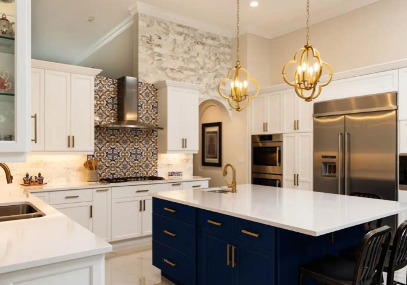 Tiled kitchen backsplash between cabinets and countertop